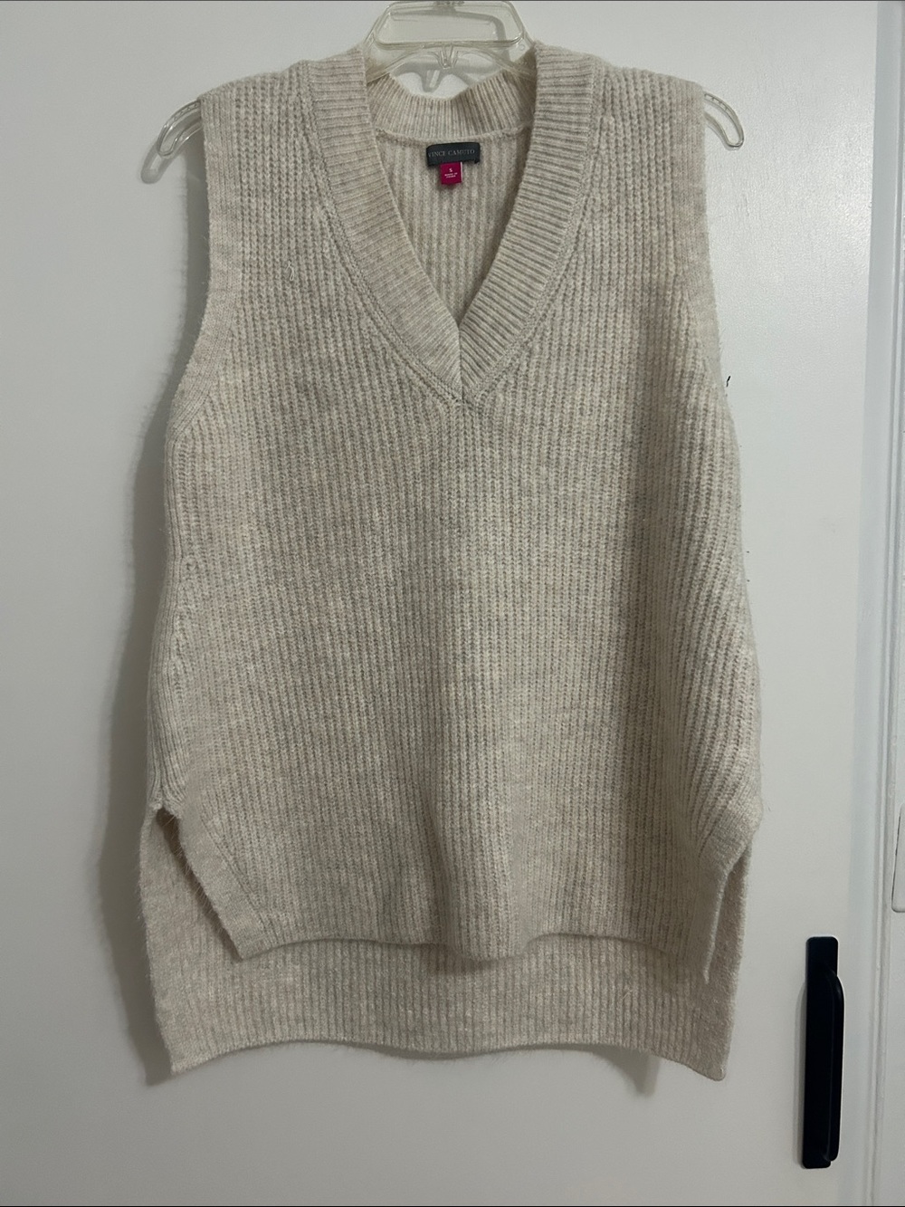 Vince Camuto Cream Ribbed V-Neck Sleeveless Sweater Vest